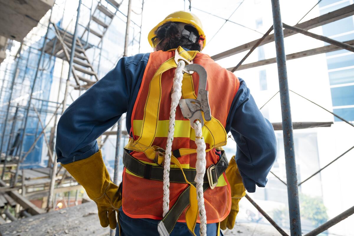 back-view-man-with-safety-equipm